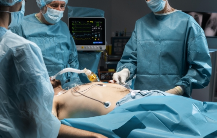 瑟镁科技用真实监护仪结合 AECG100 手术训练，让临床模拟更贴近现场